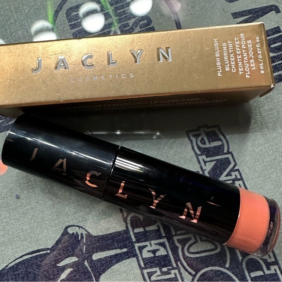 Jaclyn Cosmetics Plush Brush Blurring Cheek Tint: Shade Plush Peach 🌷🍑 - Picture 5 of 10
